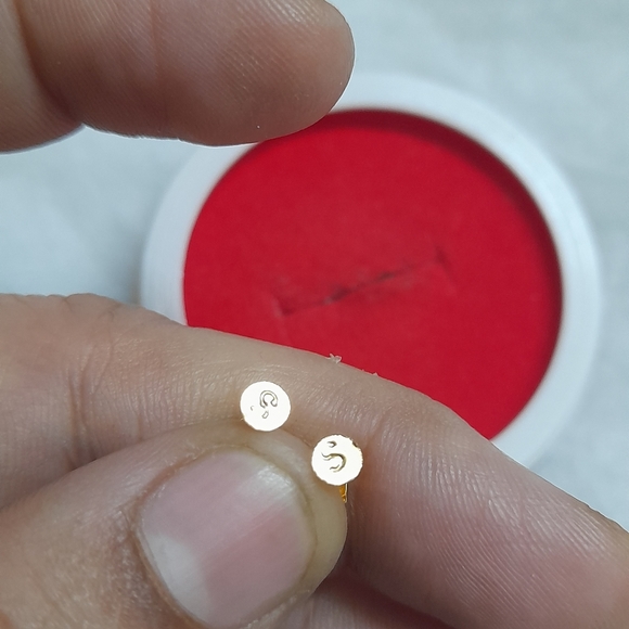 Beautiful new 😍 heart ❤️ shape studs - Picture 10 of 11